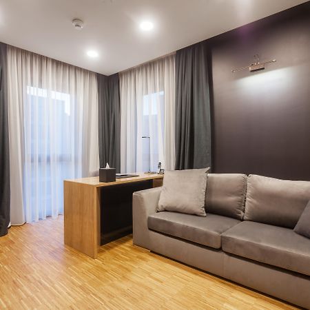 Hotel Platinia Cluj-Napoca Exteriör bild A living room with a sofa