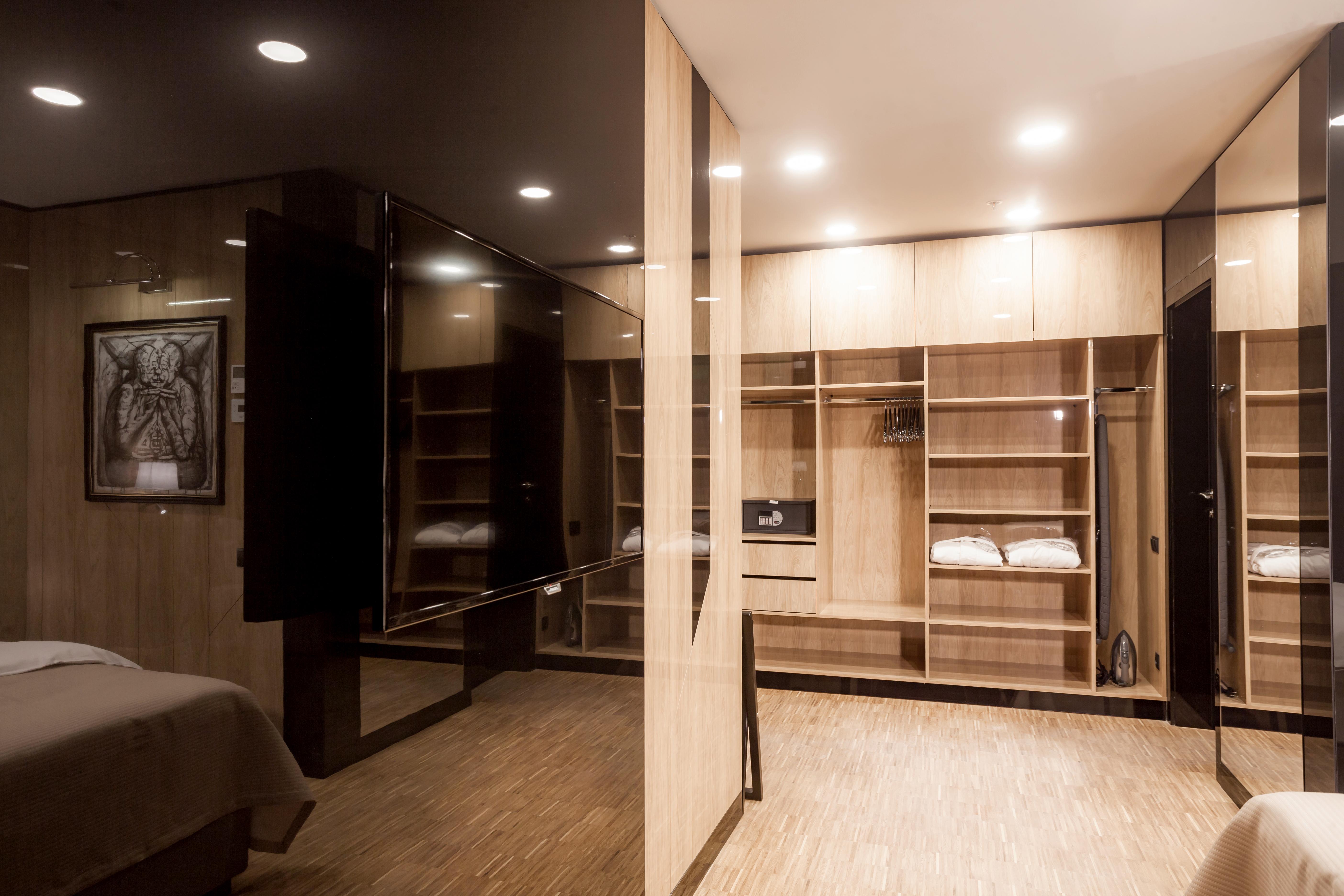 Hotel Platinia Cluj-Napoca Exteriör bild A walk-in closet