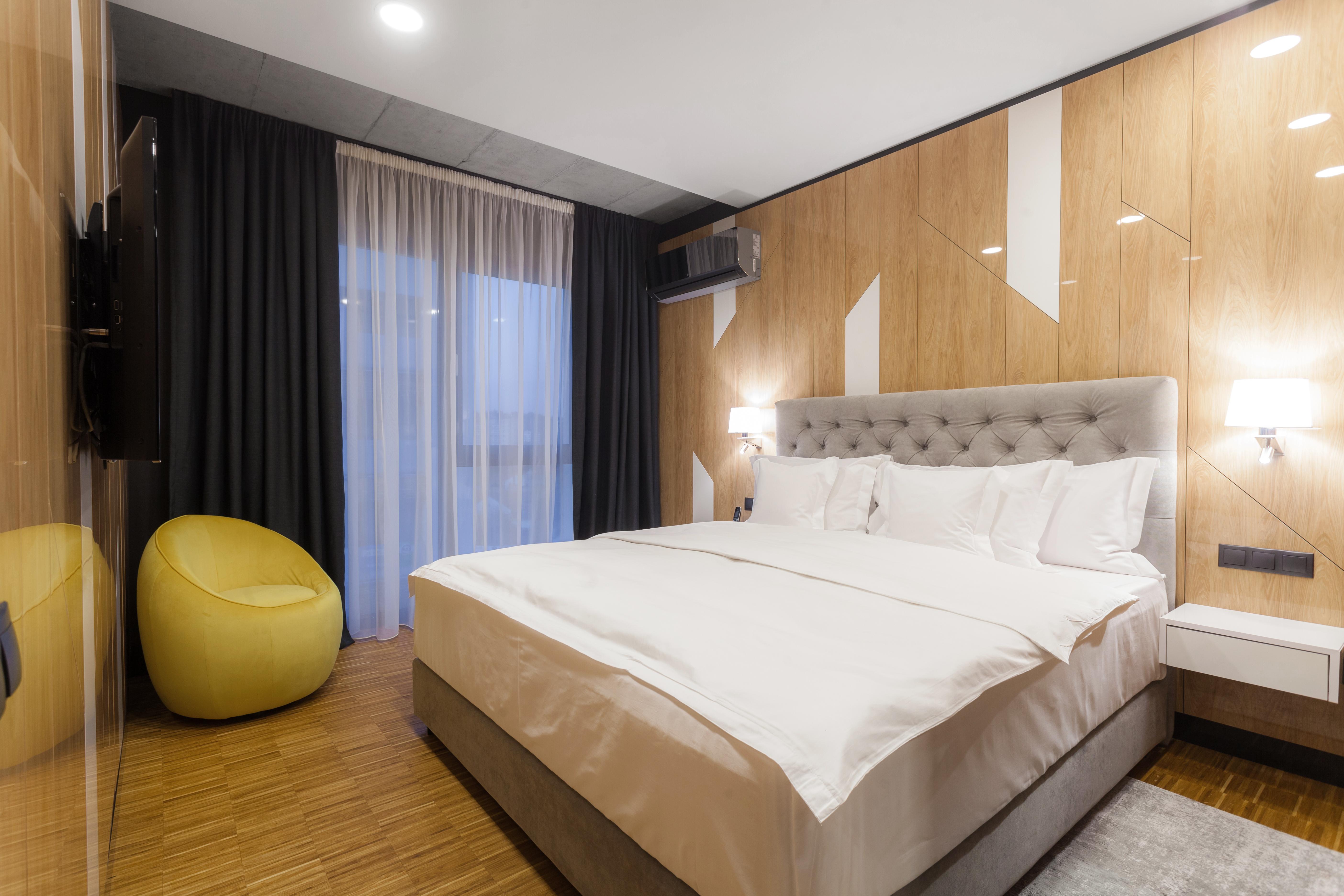 Hotel Platinia Cluj-Napoca Exteriör bild A bedroom in a hotel