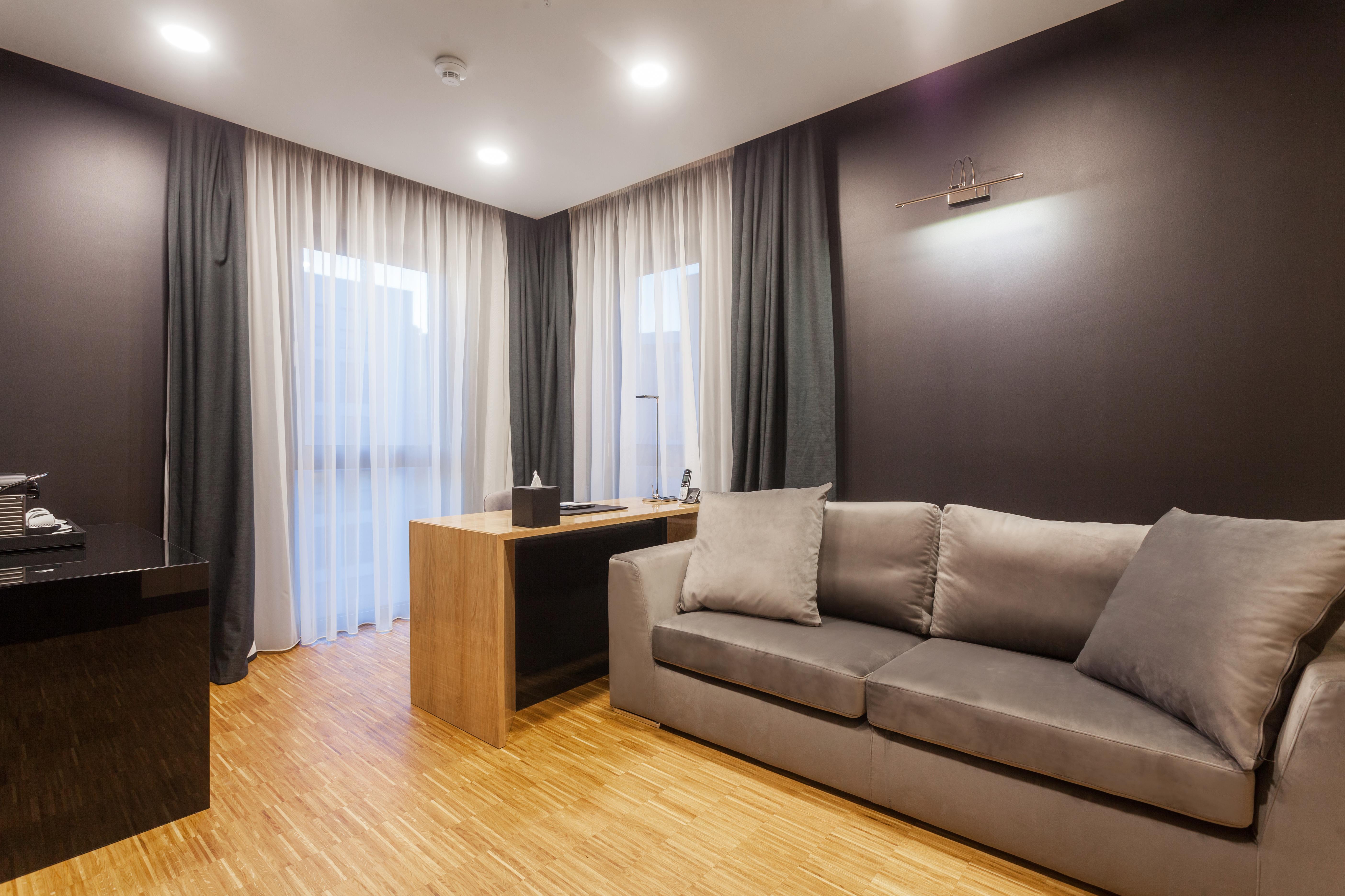 Hotel Platinia Cluj-Napoca Exteriör bild A living room with a sofa