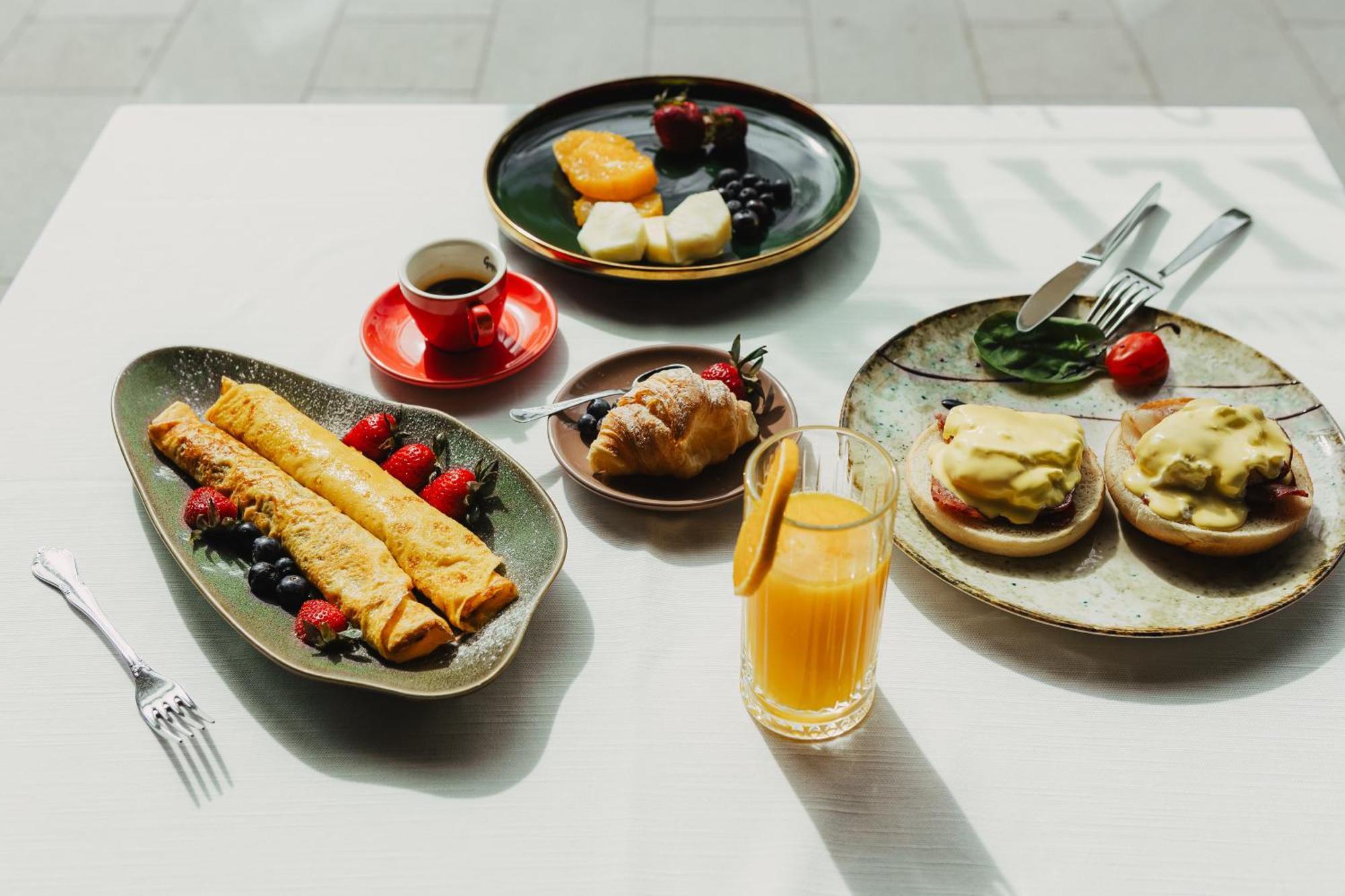 Hotel Platinia Cluj-Napoca Exteriör bild Breakfast at the Hotel