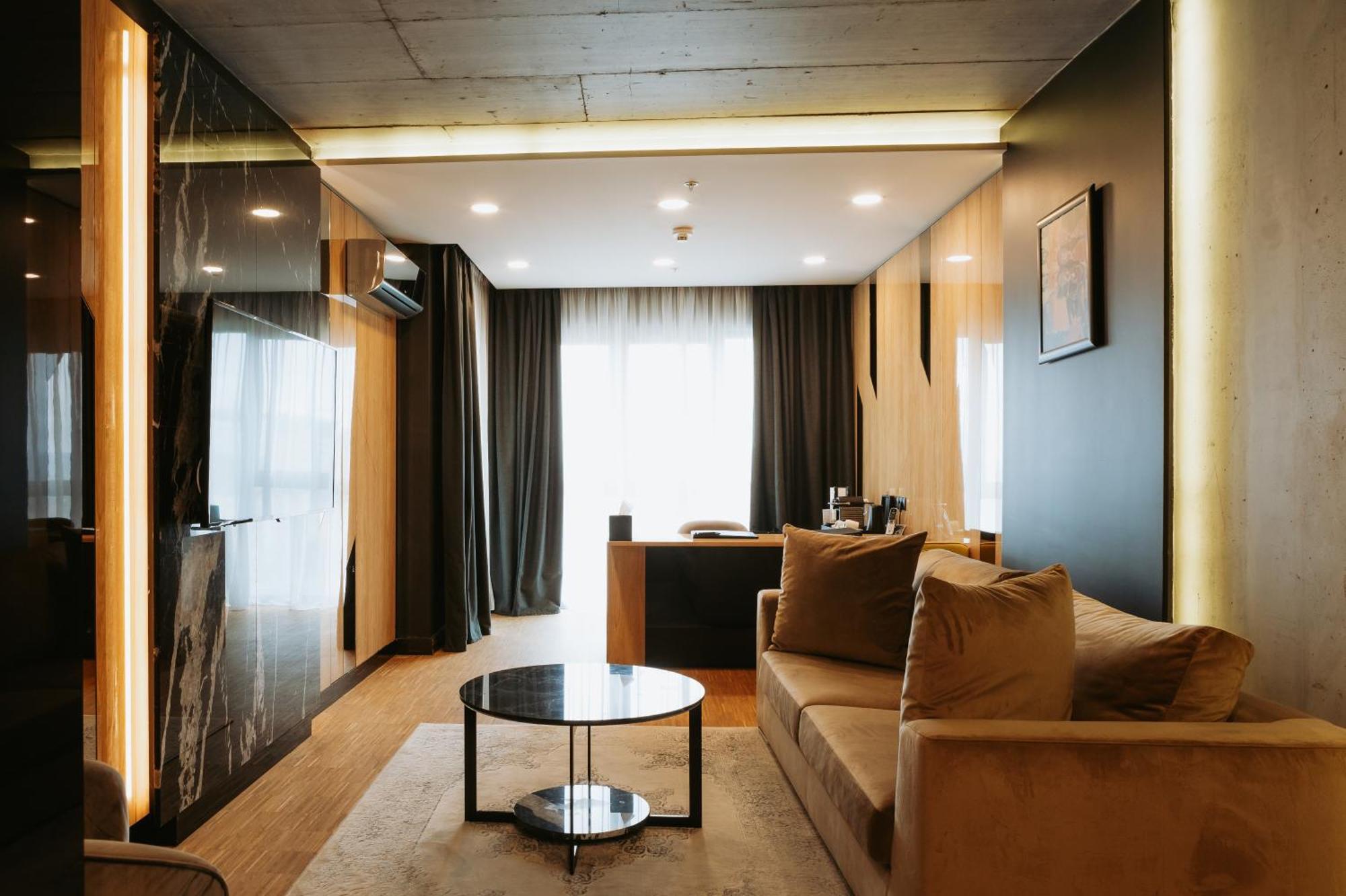 Hotel Platinia Cluj-Napoca Exteriör bild A suite at the hotel
