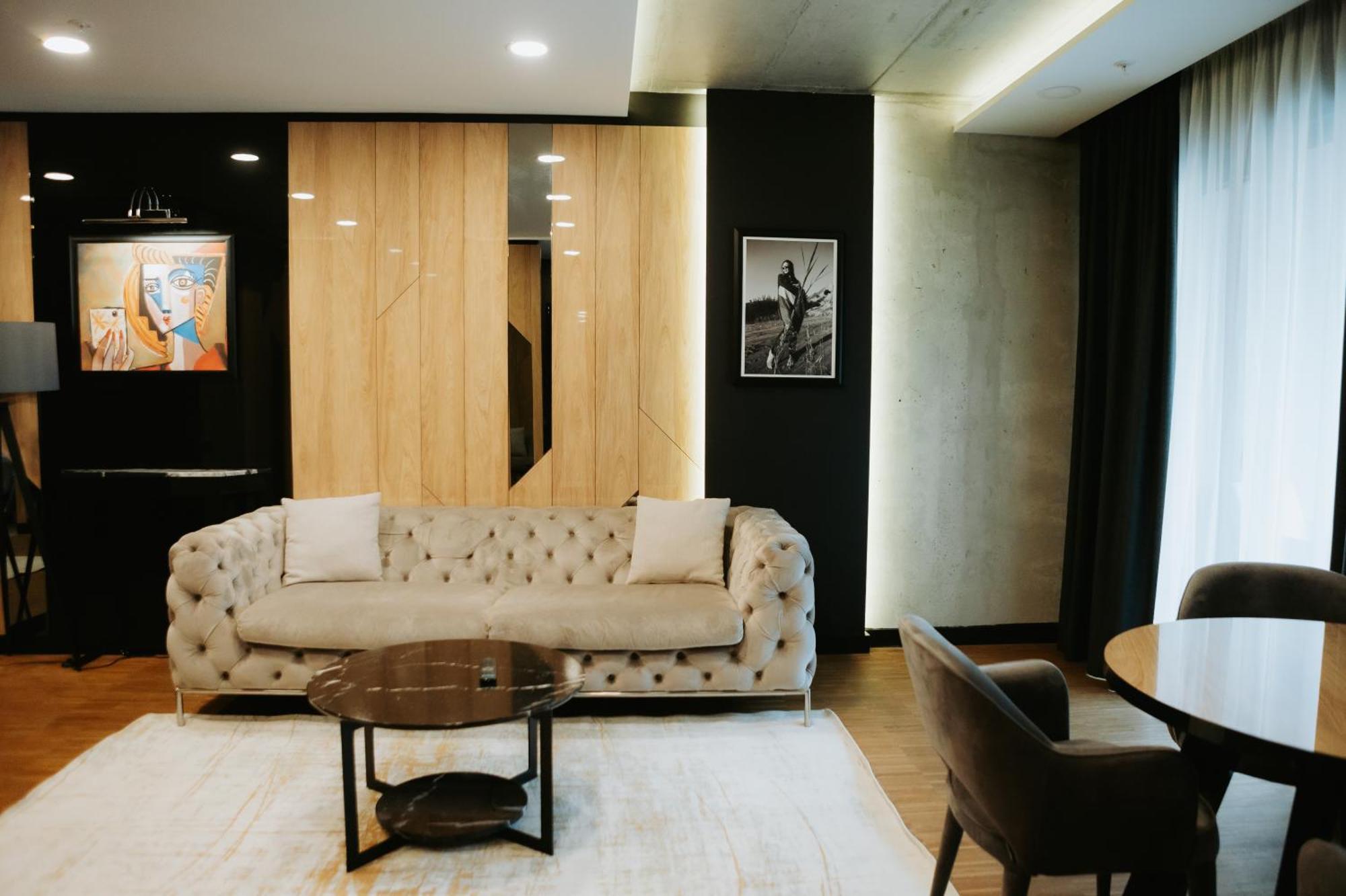 Hotel Platinia Cluj-Napoca Exteriör bild The interior of the suite