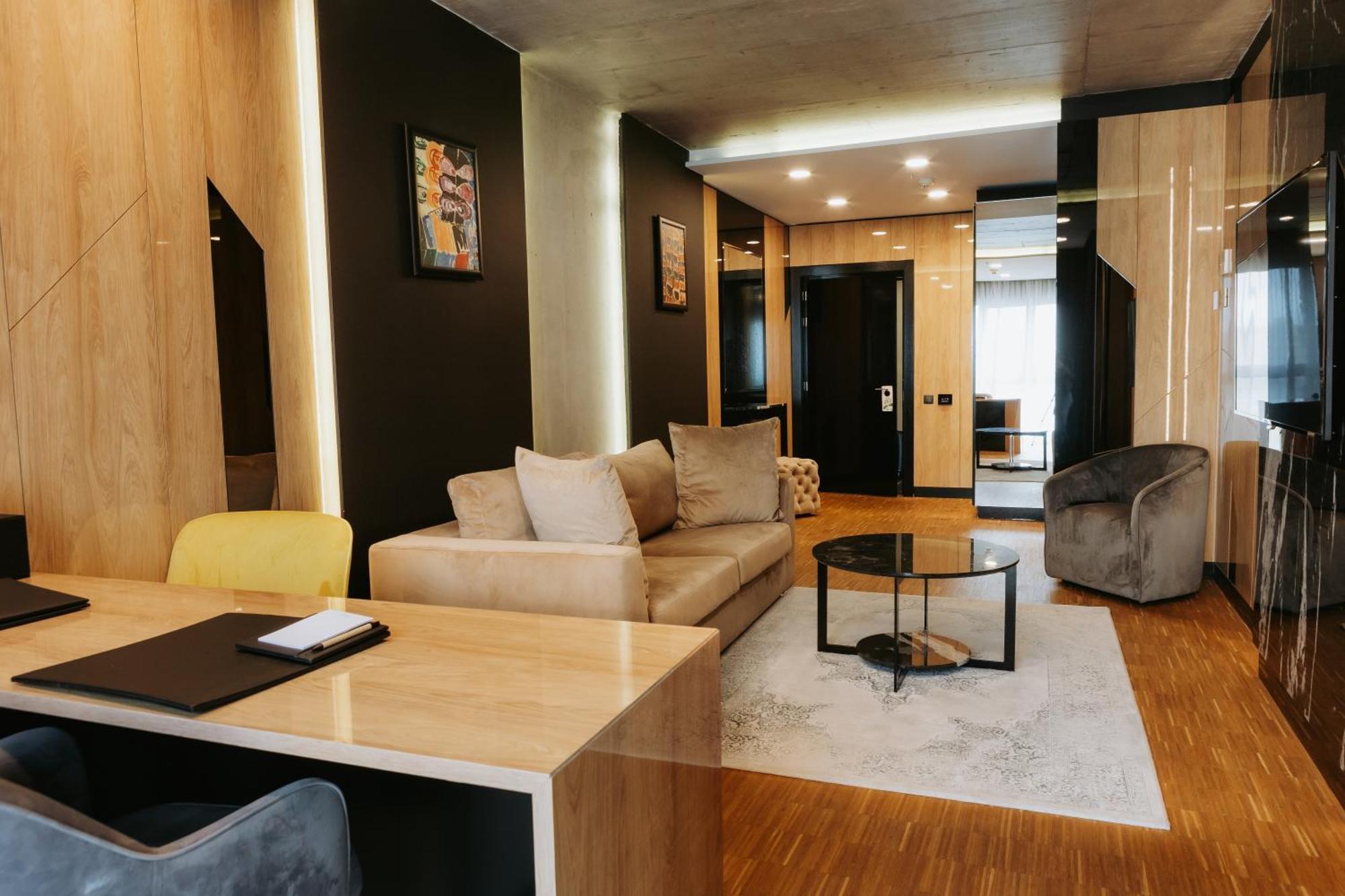 Hotel Platinia Cluj-Napoca Exteriör bild A typical suite at the hotel