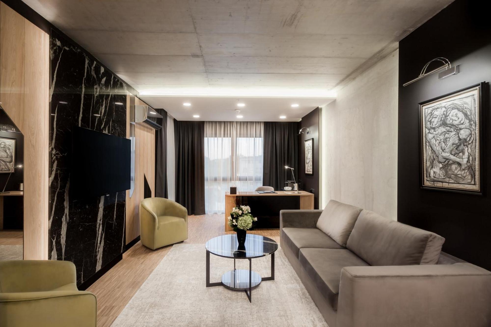 Hotel Platinia Cluj-Napoca Exteriör bild The interior of the presidential suite