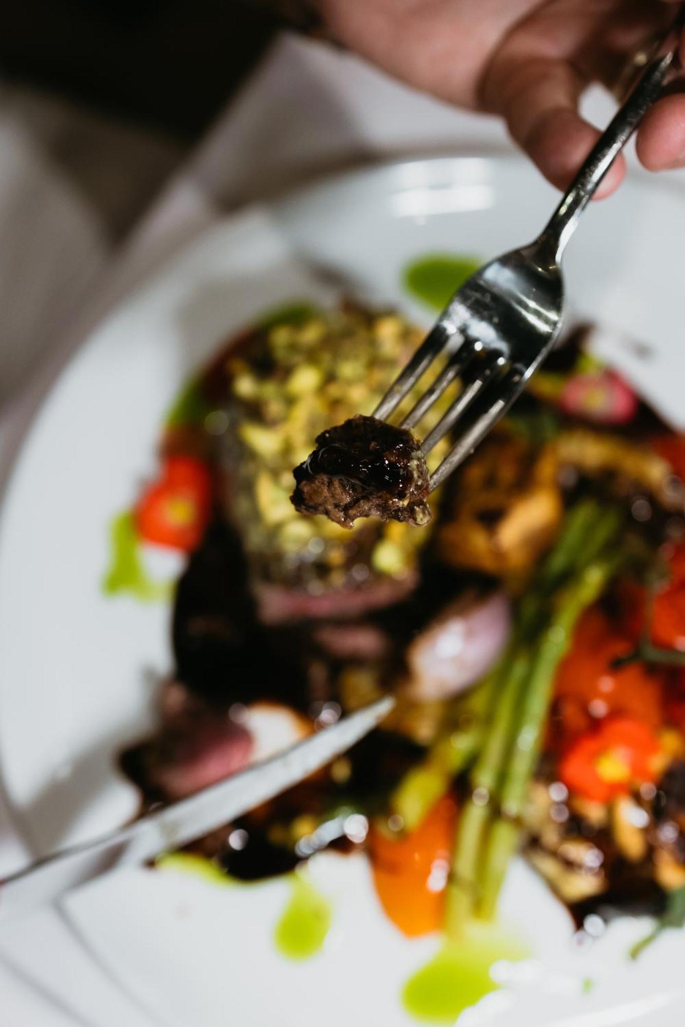 Hotel Platinia Cluj-Napoca Exteriör bild A piece of falafel on a fork