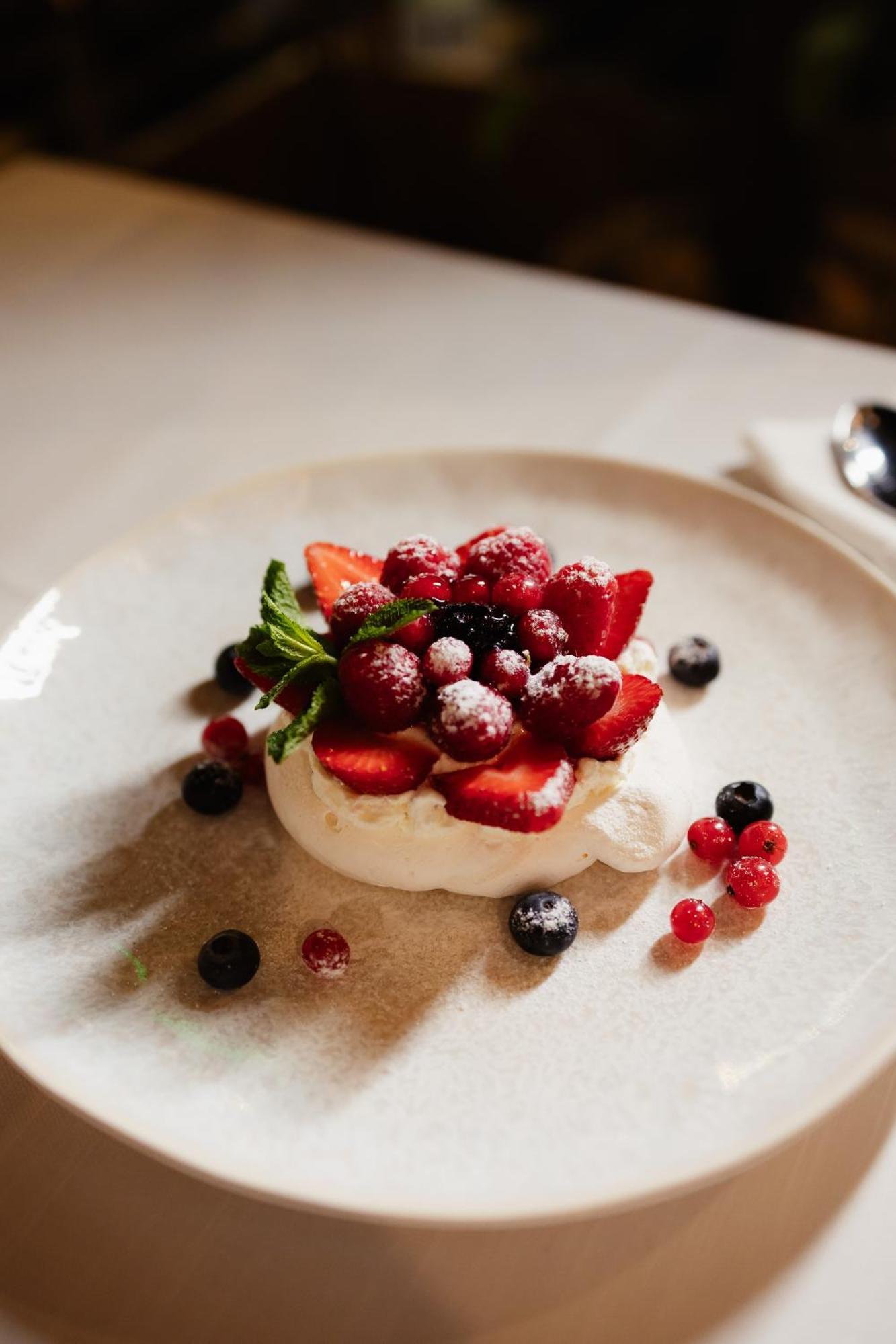 Hotel Platinia Cluj-Napoca Exteriör bild Pavlova with mixed berries