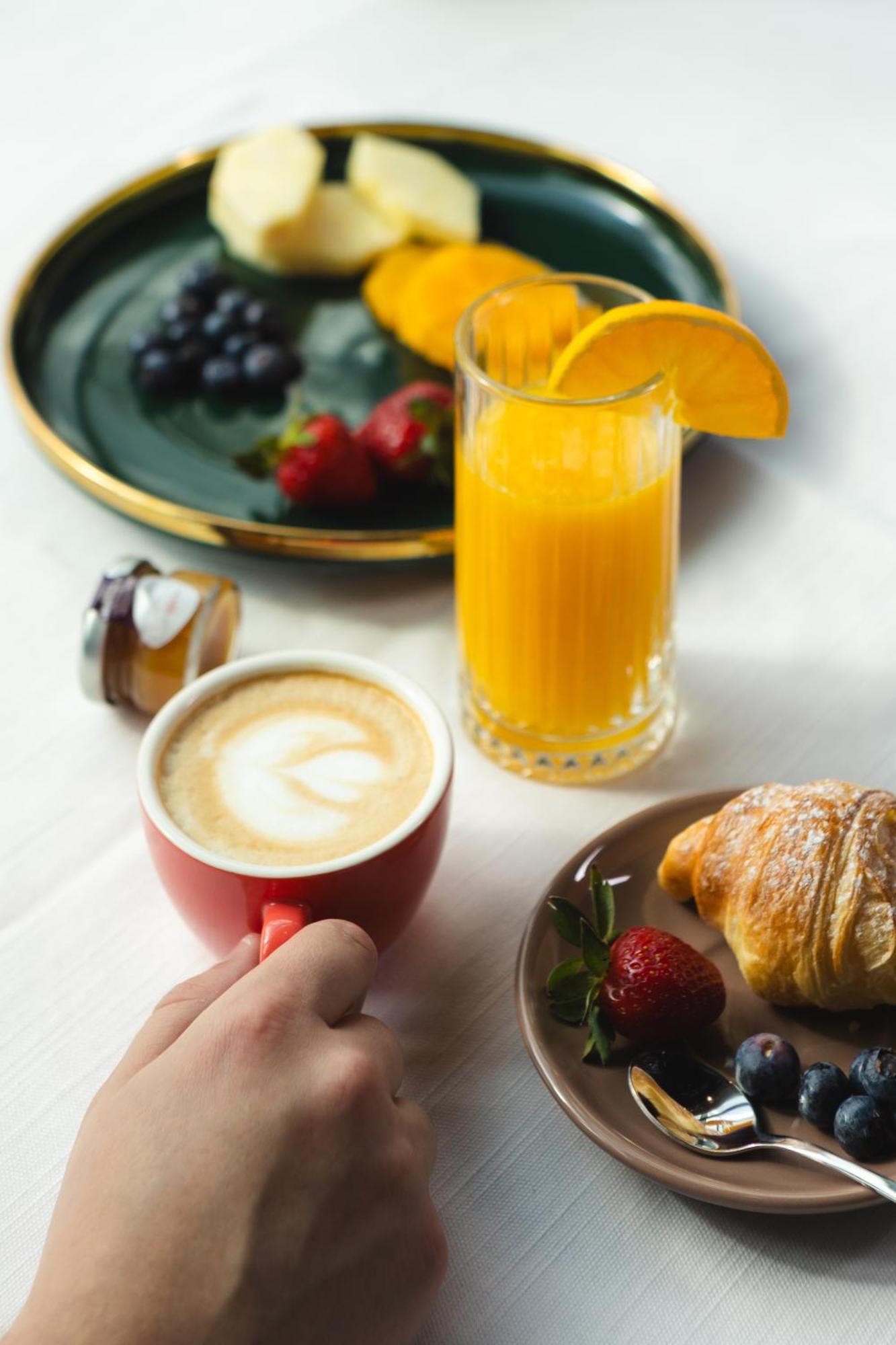 Hotel Platinia Cluj-Napoca Exteriör bild A typical continental breakfast