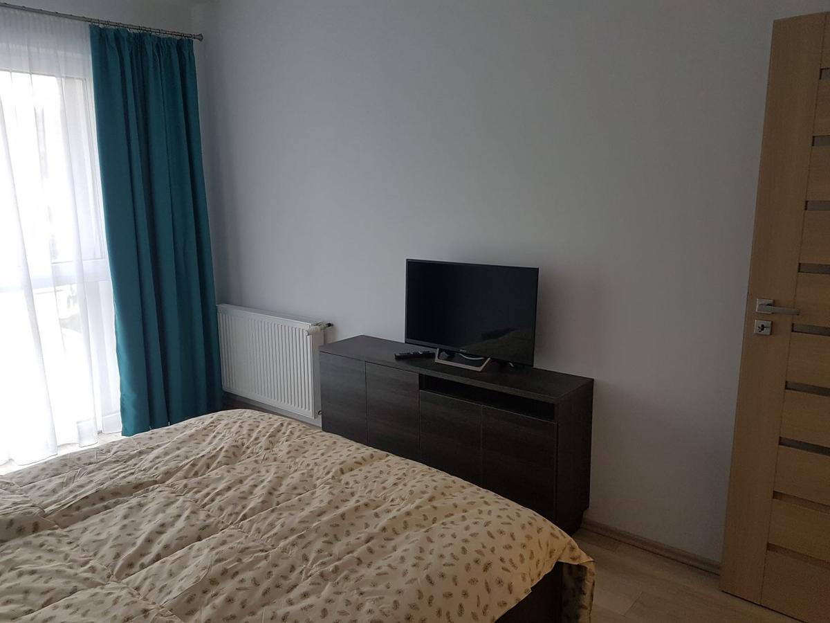 Hotel Platinia Cluj-Napoca Exteriör bild A bedroom with a television