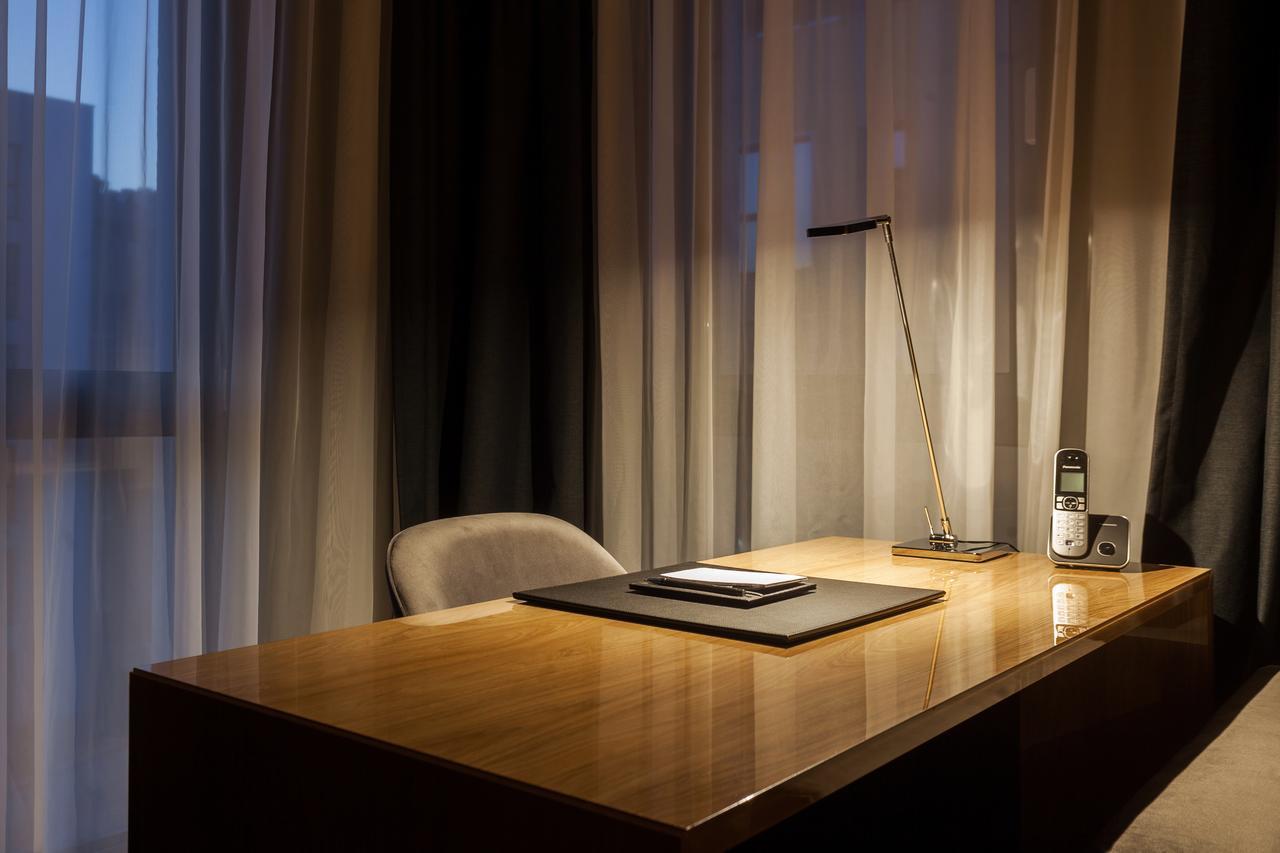 Hotel Platinia Cluj-Napoca Exteriör bild A desk in a hotel room