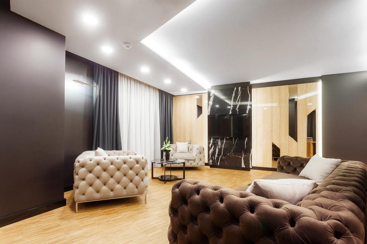 Hotel Platinia Cluj-Napoca Exteriör bild A living room with a suspended ceiling