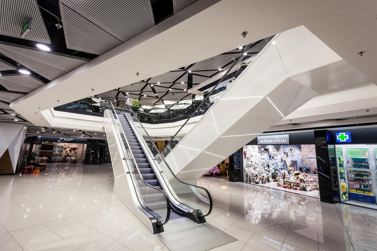 Hotel Platinia Cluj-Napoca Exteriör bild The interior of the mall